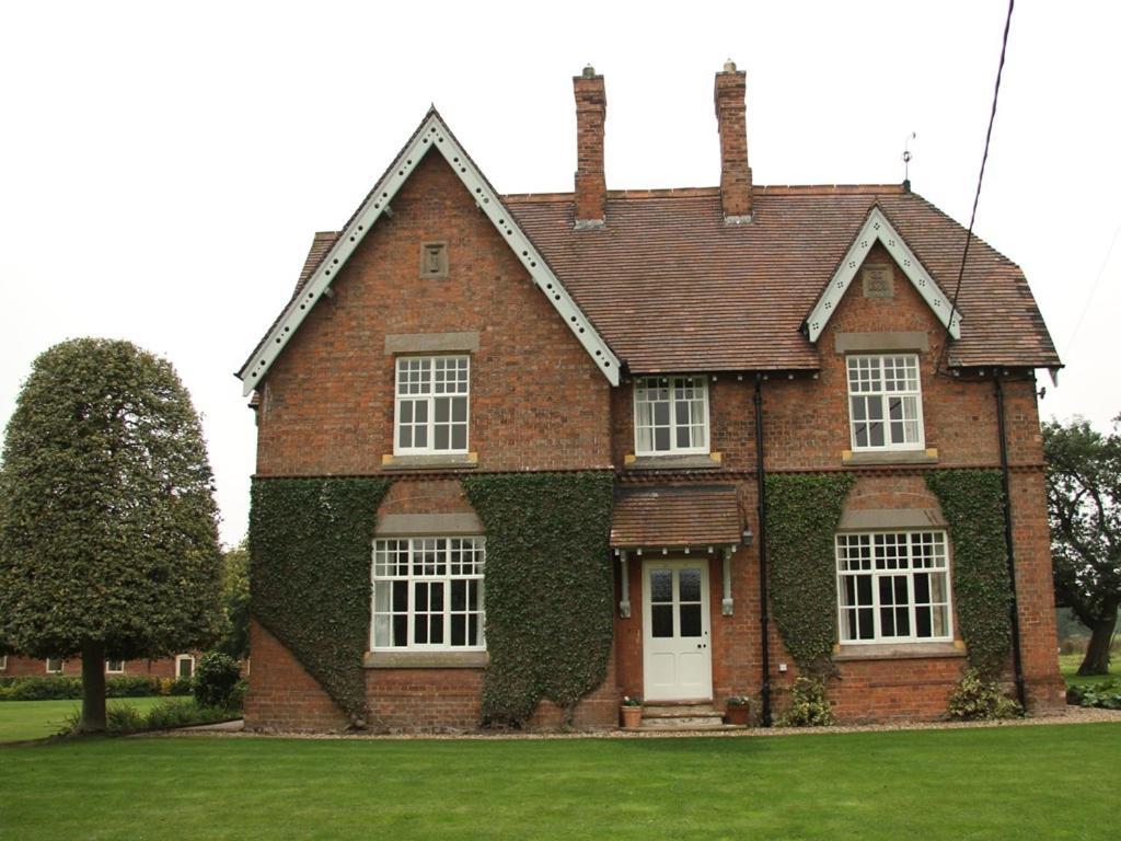 New Hall Farm Ellesmere Port Buitenkant foto