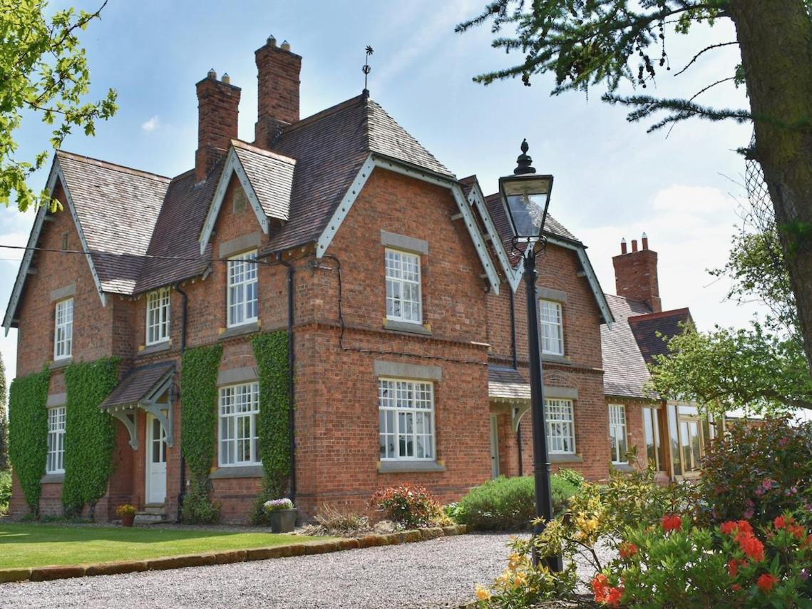 New Hall Farm Ellesmere Port Buitenkant foto