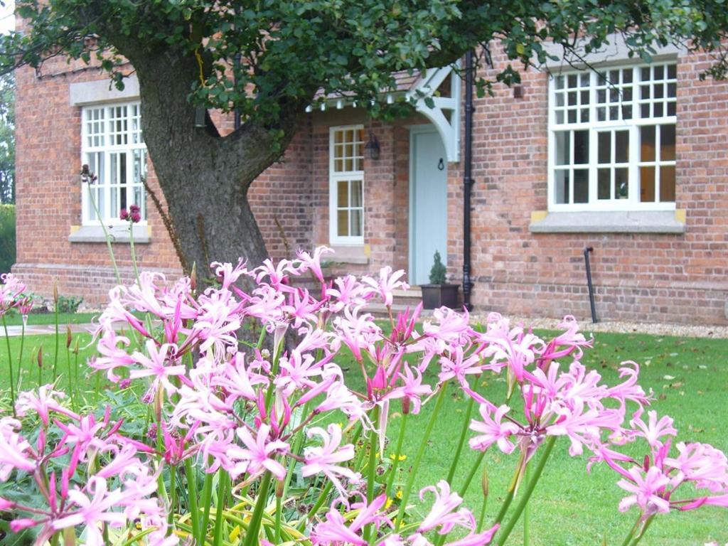 New Hall Farm Ellesmere Port Buitenkant foto